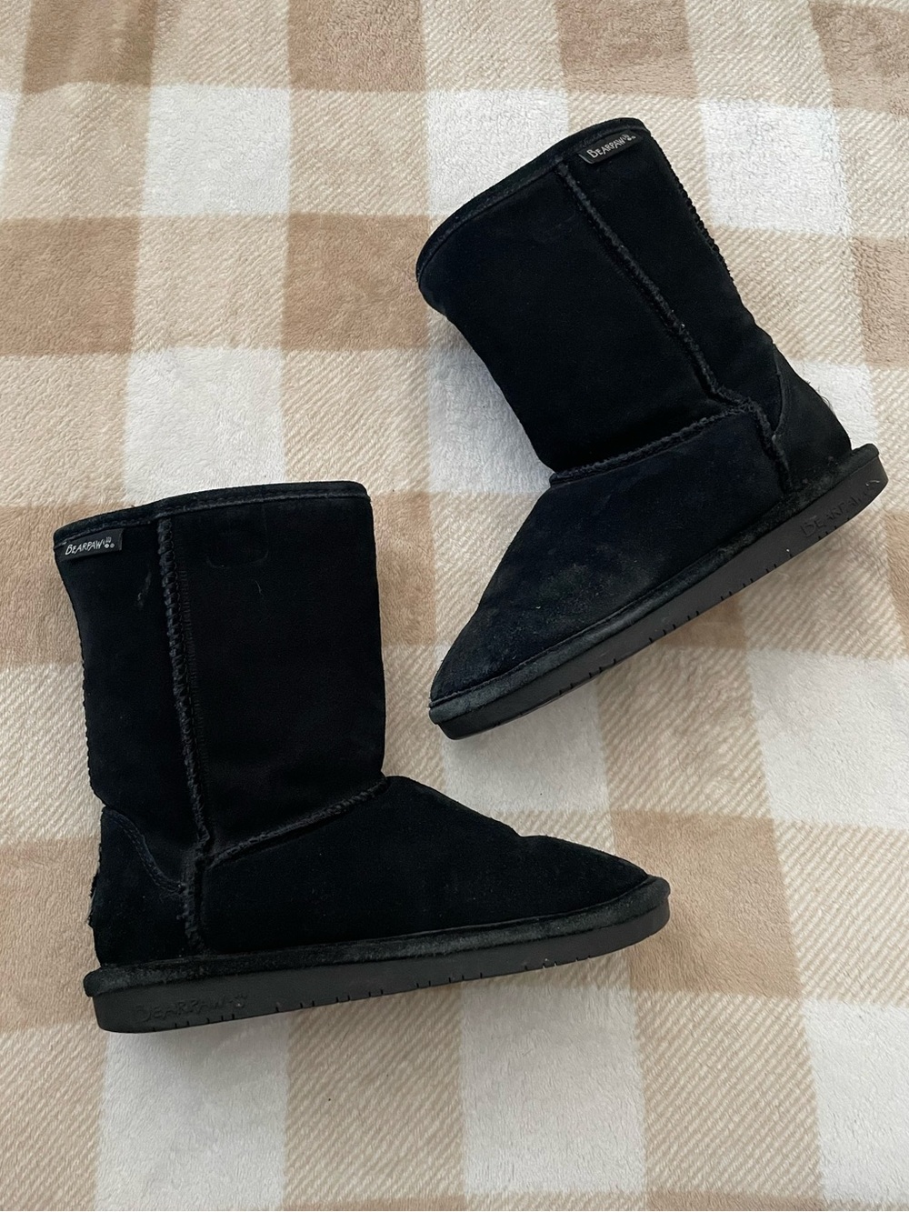 Bearpaw Women’s size 5 Emma Short Black Suede Shearling-Lined Boots